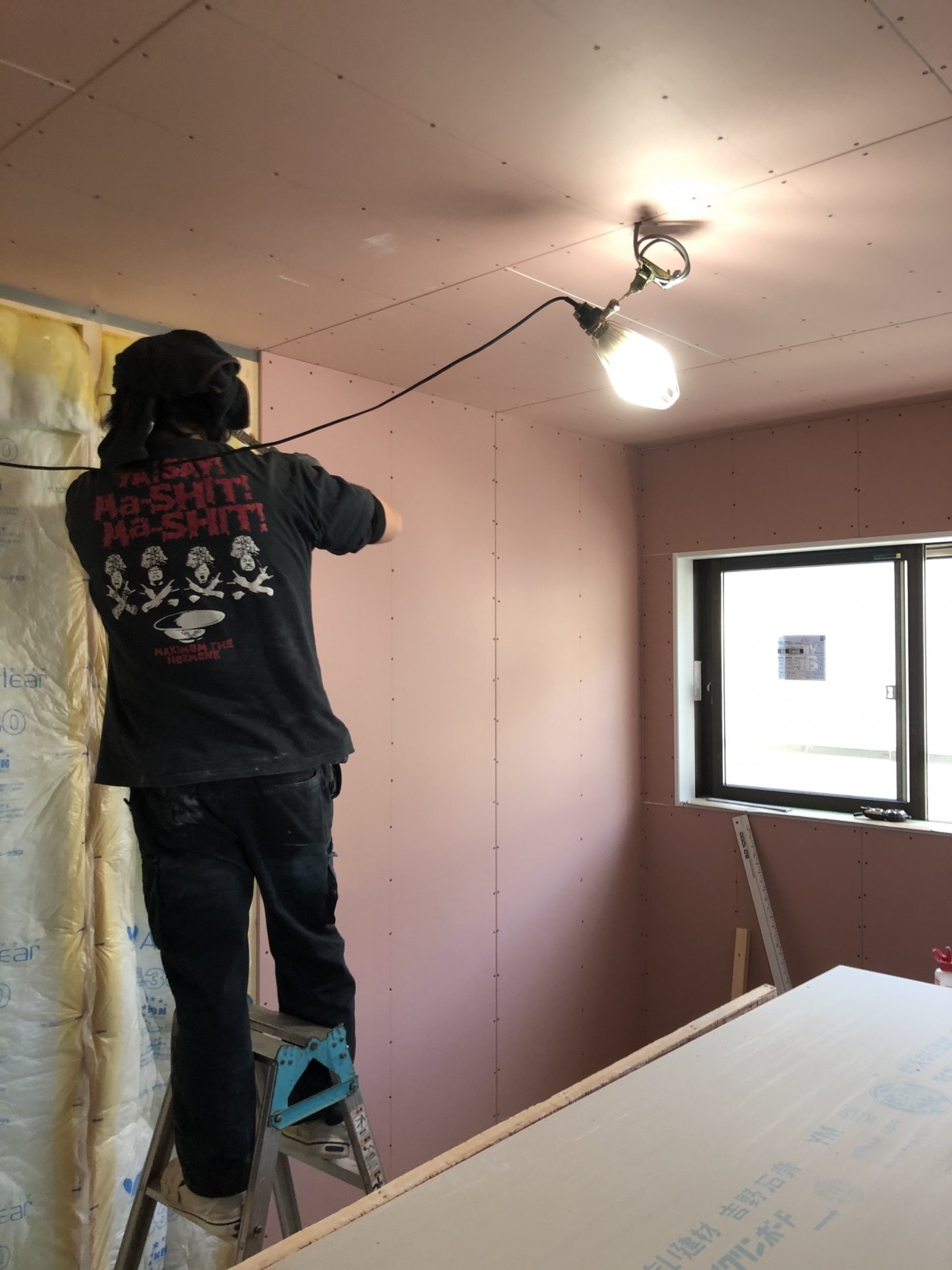 床貼りが終わり、壁ボード貼り・ハイクリーンボード12 ㍉　間仕切り壁には断熱材を充填し・防音、気流止め施工　